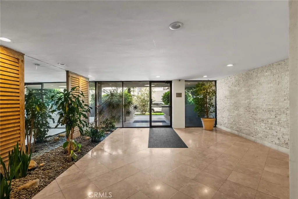 11044 Ophir Drive 304, Los Angeles, California 90024 home-pic-3